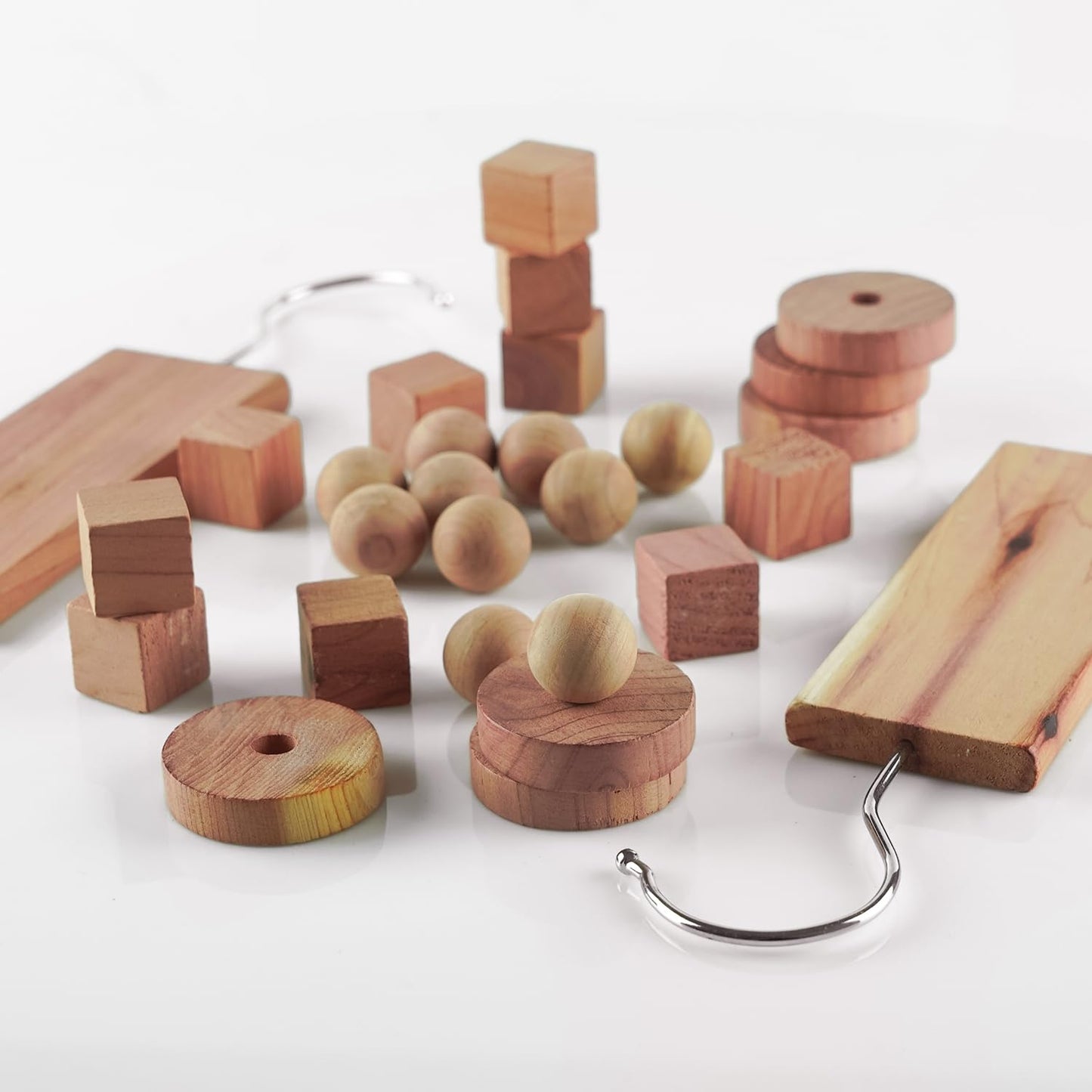 Cedarwood Moth Repellent for Wardrobes, 28 Pcs 100% Natural Cedar Wood Discs, Cedar Wood Rings & Cedar Moth Balls for Storage Box, Drawers, Wardrobe Storage & Clothes, Ideal Moth Killer & Freshener