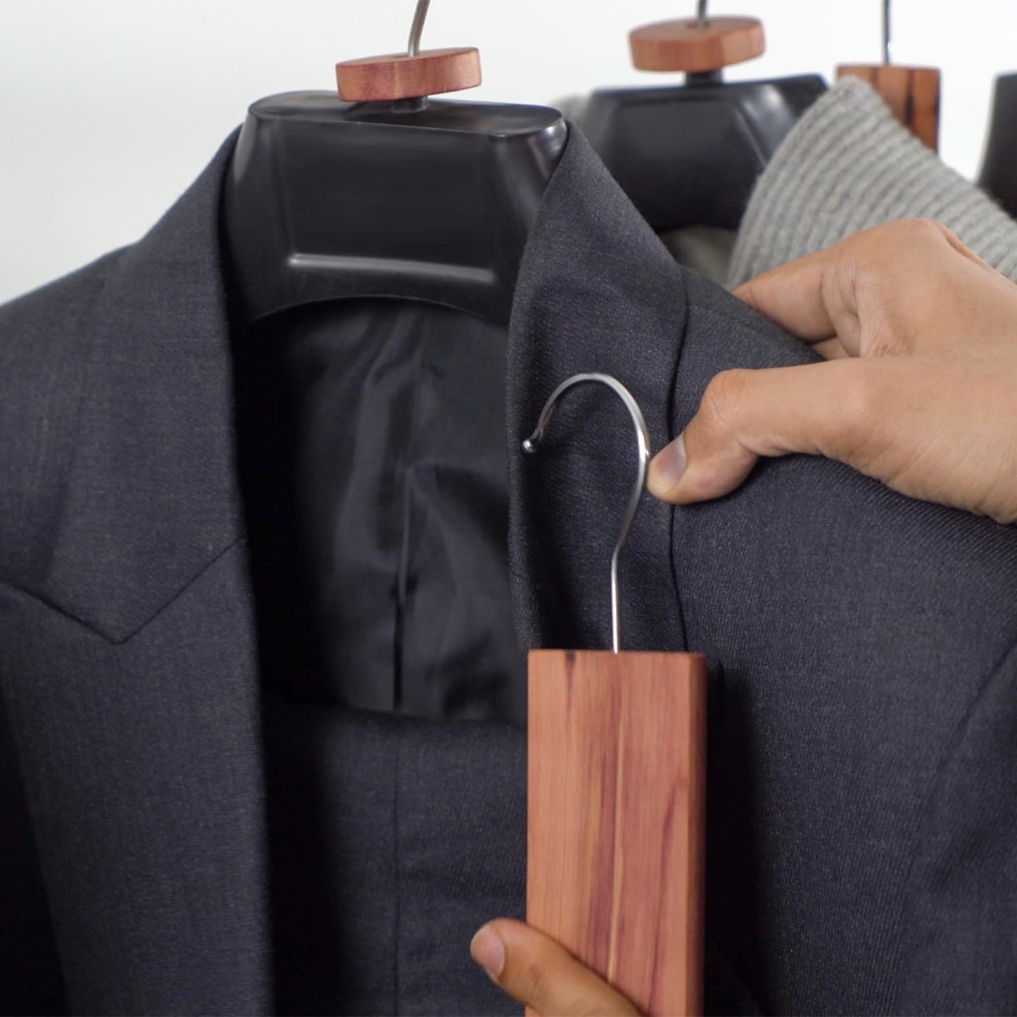 Cedarwood Moth Repellent for Wardrobes, 28 Pcs 100% Natural Cedar Wood Discs, Cedar Wood Rings & Cedar Moth Balls for Storage Box, Drawers, Wardrobe Storage & Clothes, Ideal Moth Killer & Freshener